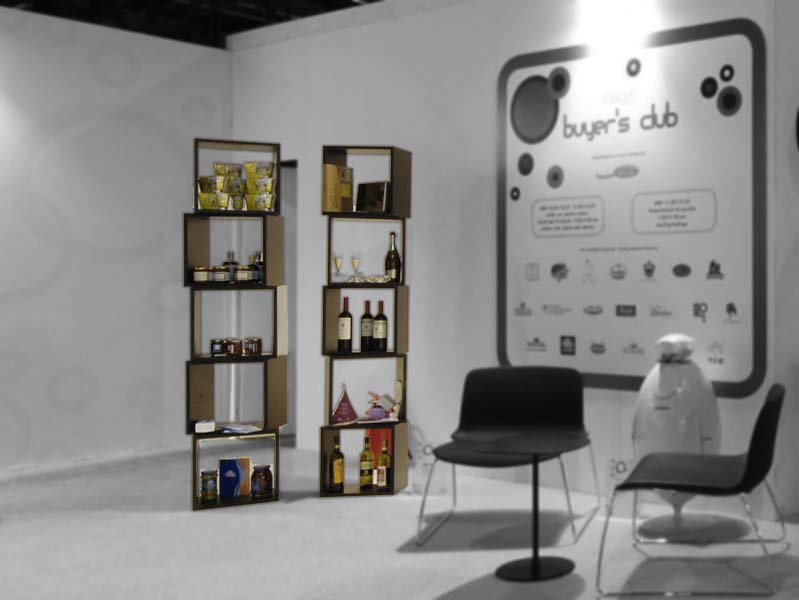 Realizzazione di librerie componibili in legno massello. Cubo.